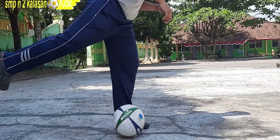 Bagaimana akhir gerakan mengumpan bola dengan kaki bagian luar